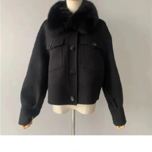 KAPPA - Säljer en kappa som köptes här på plick och endast är testad av mig då jag inte tkr den passa mig, PÄLSEN KOMMER INTE MED