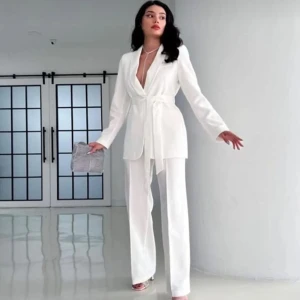 Vit kostym - En helt ny kostym set med etiketten på, den är väldigt fin och är köpt från en turkisk hemsida som heter trendyol. Den kostade mig 1099 Tl det vill säga 500kr ungefär. Den hade jag tänkt att ha till studenten men tyvärr var den jätte tight på mig…