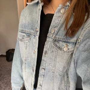 Jeansjacka  - Så himla fin jacka från zara som använts en gång!! Den är tunnt fodrad (quiltad) inuti men syns inte när man har på sig den, superskön och bra!!💞💞🥹
