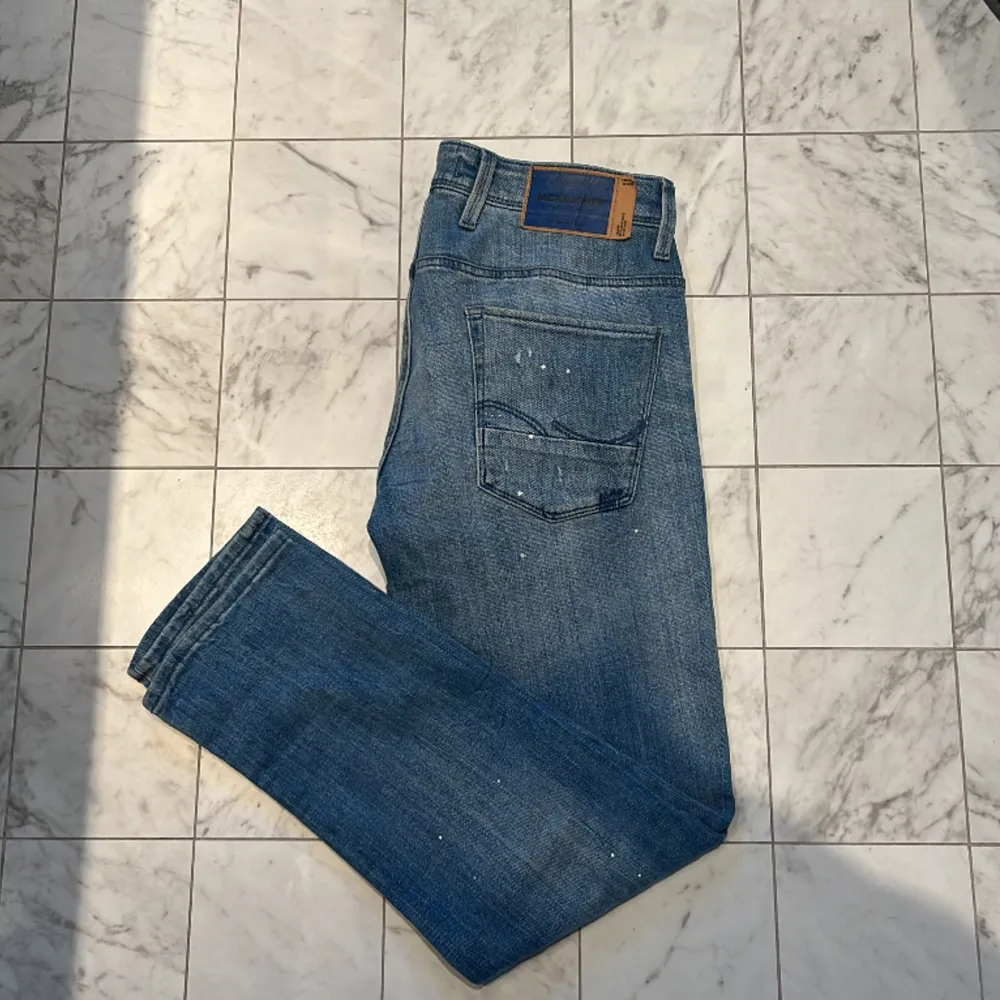 Tjo, säljer en par feta Jack & Jones jeans i storlek 31/30 samt färgen ljusblå. Skick 10/10 inga problem med de alls, helt nya. Kom dm för fler bilder/frågor osv!🙌🏻. Jeans & Byxor.
