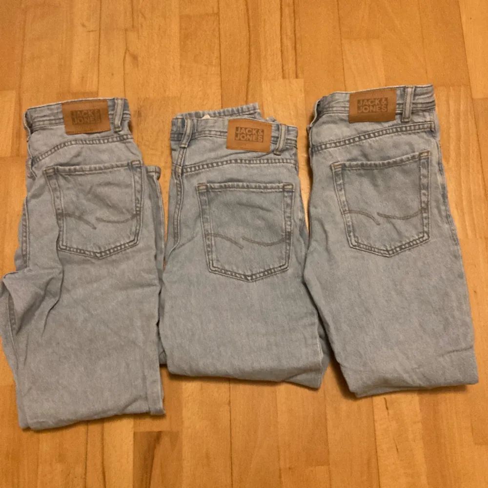 Säljer tre par Jack and Jones jeans säljer styck pris för 150kr pris kan diskuteras väldigt bra skick 8/10 vid snabb affär 400 för alla . Jeans & Byxor.