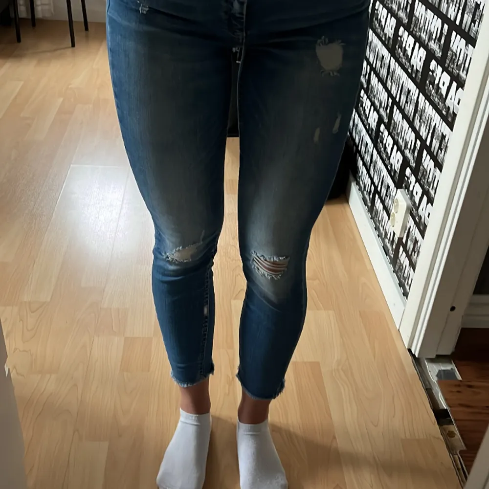 Använda fåtal då dem är alldeles för korta för mig. Från only, nypris 399kr Har hål på knäna och lite slitningar på fickorna bak som är design. . Jeans & Byxor.