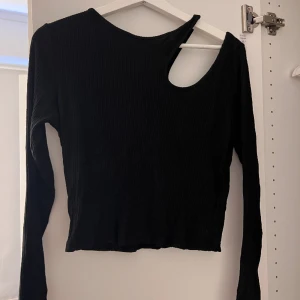 Topp - Säljer denna fina toppen i svart köpt från Nakd. I storlek s. 