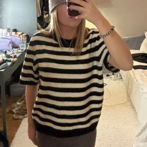 Stickad tahirt - Söt randig stickad tshirt!!