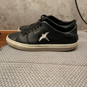 Axel Arigato skor  - Säljer ett par sjukt snygga Arigato skor clean 90 Taped Bird nypris 2600 mitt pris 1250 hör av dig om du har några frågor eller!