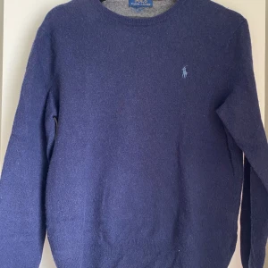 Ralph Lauren Merino Ull - En riktigt snygg och skön ralph lauren tröja i merino ull 🍾. Passar perfekt nu till våren ☀️ Priset är diskuterbart vid snabb affär. Hör av er vid frågor! 