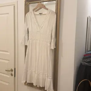 Sötaste klänningen i vitt med brodyr från Hennes/H&M. Inklusive underklänning. Knappt använd! 