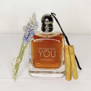 Stronger With You Intensely - 5 ML sample av Stronger With You Intensely. Denna doft har mycket vanilj av sig men är även söt och har dofter som exempelvis kanel och lite karamell. Stronger With You Intensely är perfekt till vintern!