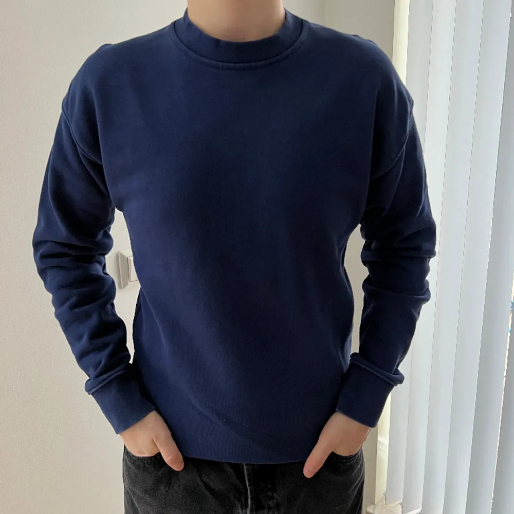 Blå sweatshirt från H&M . Tröjor & Koftor.