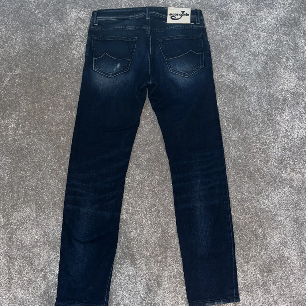 Tja. Säljer nu dessa sjukt snygga Jacob Cohen jeans stule 622 med revor i otroligt fint skick. Nypriset ligger på 5400kr men säljer de för endast 1999kr. Storleken på dessa är 30 och passar om man är ca 170-180. Tveka inte att ställa frågor🤩🤩. Jeans & Byxor.