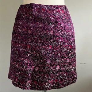 Kort kjol  - Kort kjol med vackert mönster