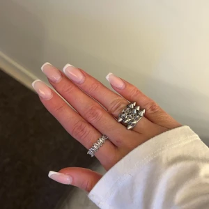 Ringar!! - Säljer ”diamant” ringen samt den guldiga ringen som är hjärtformad. Första ringen är köpt från ett uf företag och den guldiga hjärt ringen är köpt från Lindex. 💞💞 köp båda för 50kr eller enskilt 30kr styck! 🙌🏽💞💞