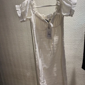 Sommar klänning BIKBOK - Jätte fin sommar klänning från BIKBOK. Aldrig använd, med lapp kvar. Sista bilden är lånad. Skriv vid intresse, om fler bilder eller annat💕