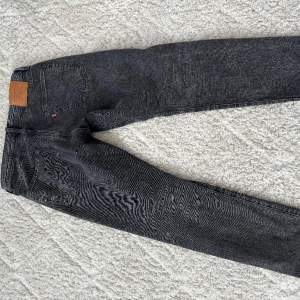 Levis jeans 502 grå/svarta. Ny skick. Köpt för en månad sedan. 