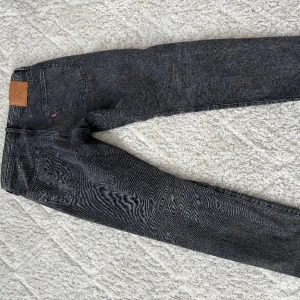 Levis jeans 502 grå/svarta  - Levis jeans 502 grå/svarta. Ny skick. Köpt för en månad sedan. 