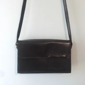 Läderväska - Köpt secondhand i bra skick! Lång axelrem som går att justera!