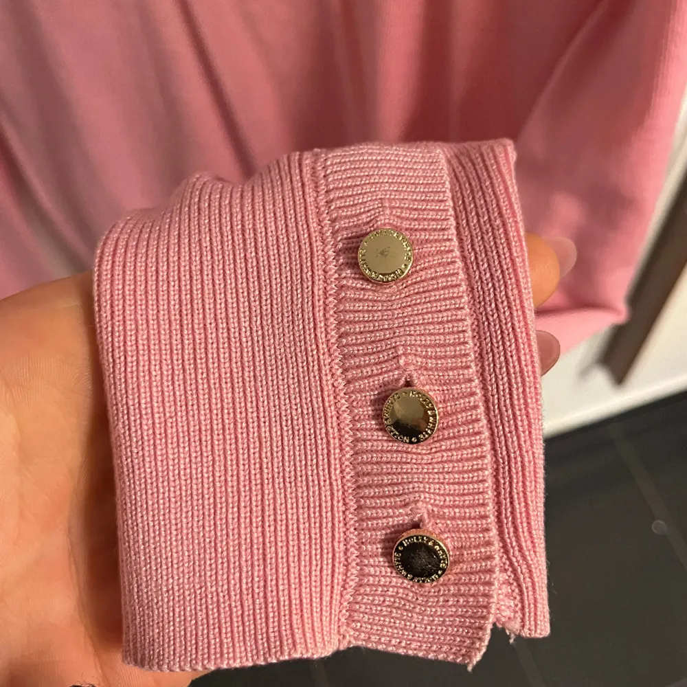Säljer nu min rosa Holly&whyte tröja! Så fin men kommer inte till användning, har guld knappar på armarna. Slutsåld och Orginalpris 350💕sparsamt använd!. Tröjor & Koftor.