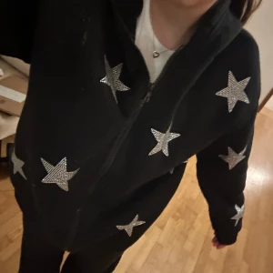 Paljetter zip up hoodie - Jätte jätte fin zip up hoodie med paljetter. Den är andvänd några få antal gånger men får ingen andvändning av den