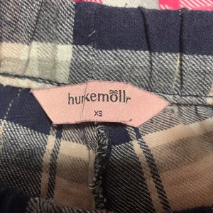  pyjamas byxor - Jätte fina pyjamas byxor säljer de för de har blivit små jätte fina och gosiga 😸