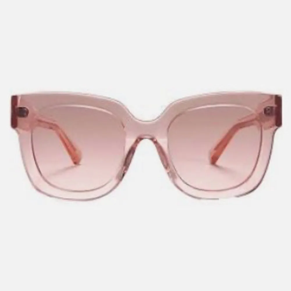 Hej, Jag  säljer mina jätte fina chimi solglasögon i rosa. Den har en jätte bra slik och har ej rörts, Om ni vill ha flera bilder eller olika byten så är jag på.💕. Övrigt.