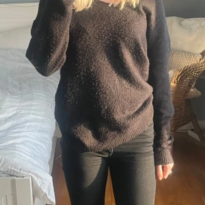 Stickad tröja  - Säljer denna stickade tröja i storlek xs från lager 157 som är v ringad. Den är knappt använd, nypris 150kr och säljer för 99kr💕