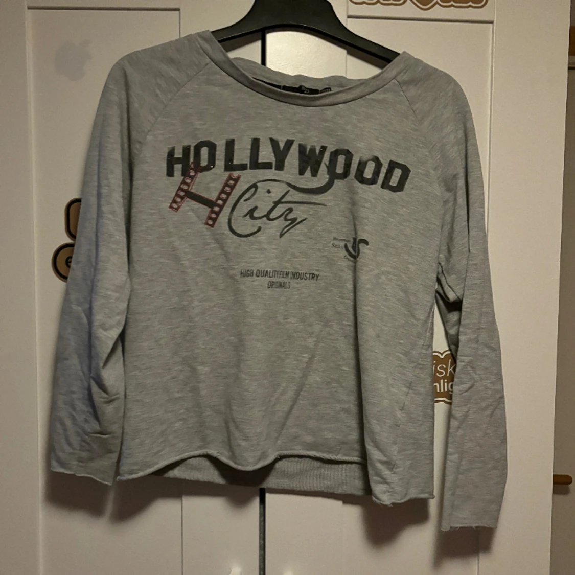 Grå tröja med tryck 