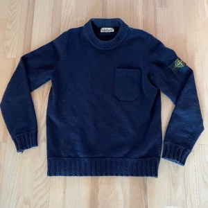 Stone island tröja - Tjena, säljer nu en snygg stickad stone island tröja i fint skick👌Nypris 5-7k och jag säljer för endast 1399‼️ vid minsta lilla fråga eller fundering skriv gärna.