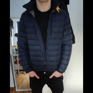Parajumpers jacka - Parajumpers jacka i fint skick inga hål eller liknande Modellen är 186cm och väger 79kg