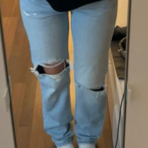 Levis jeans  - Säljer nu dessa extremt fina Levis jeans. Storlek 25. Middy straight. Bra skick, använts endast ett par gånger.