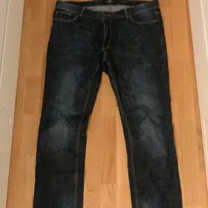 Säljer nu hampton republic jeans, använder inte. Bara använd 2 gånger. 10/10 skick. Pris kan gå ner vid snabb affär.