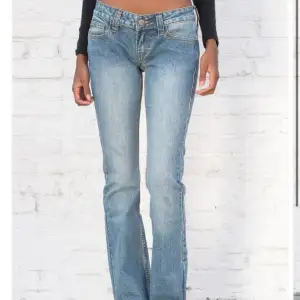 Säljer mina ljusa low Waist jeans från brandy Melville, onezise men skulle säga att de är som 36😃
