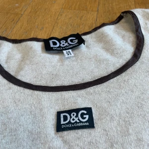 D&G tröja  - Köpt för några månader sedan från humana. Använd 1 gång, beige vit tröja med bruna detaljer. Så himla fin men lite för liten för mig tyvär.
