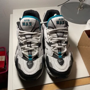 Nike air Max  - Bra förhållande på skorna, jätte sköna och ser helt nya ut, köpte dom men kom aldrig till användning