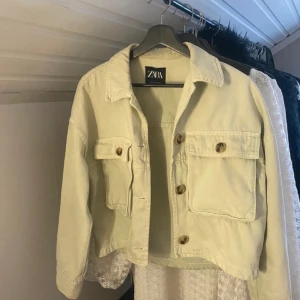 Jeans jacka - Jeansjacka ifrån zara i en superfin färg, bra skick utan defekter 🫶🏼