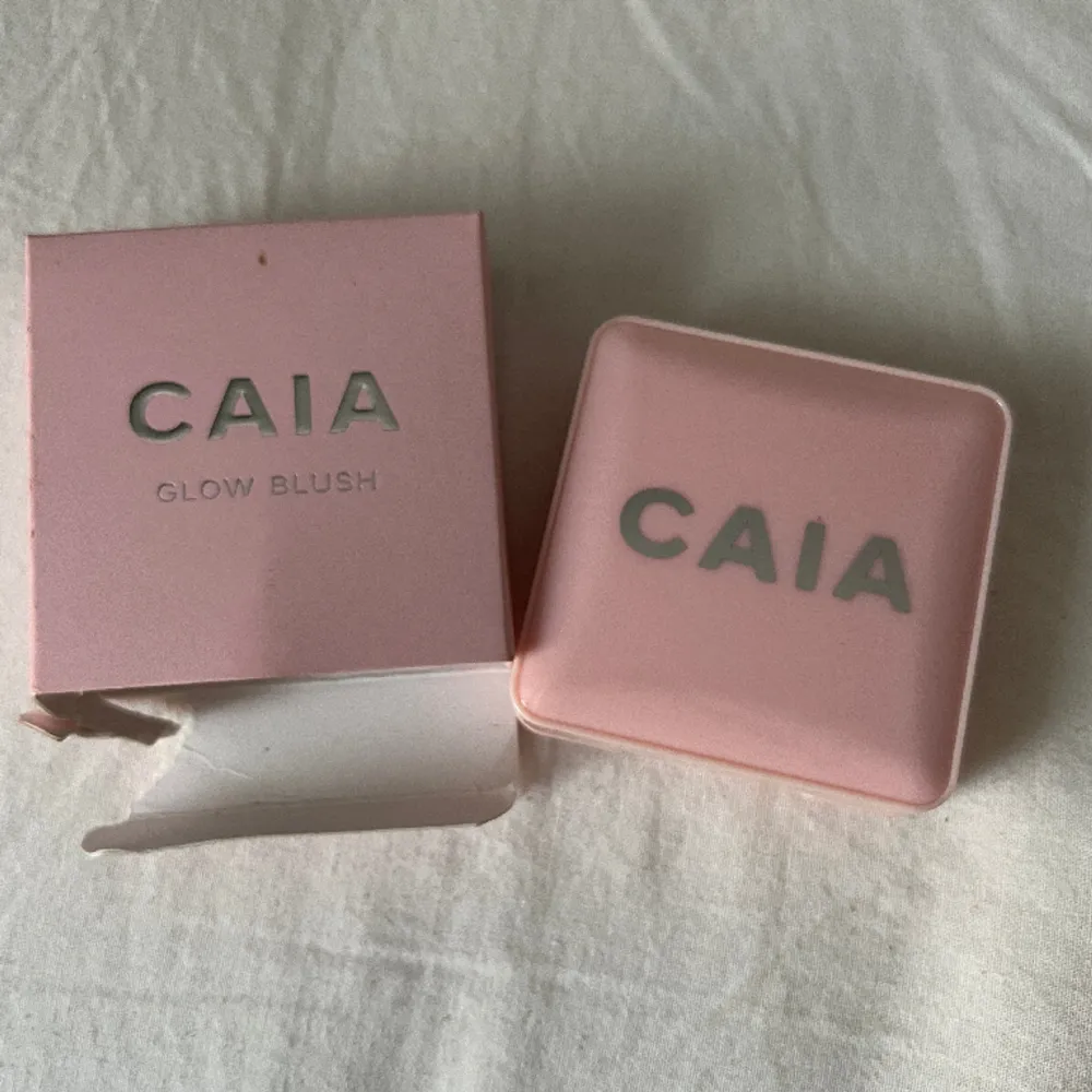 Säljer ett Caia glow blush i färgen raspberry passion, endast swatchat med fingret på handen!! Nypris 265🩷. Övrigt.