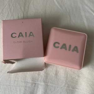 Säljer ett Caia glow blush i färgen raspberry passion, endast swatchat med fingret på handen!! Nypris 265🩷