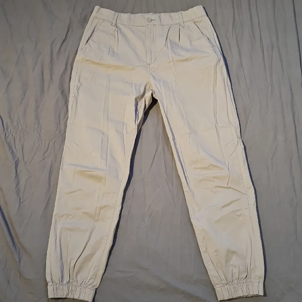 Chinosliknande byxor från märket Cubus. Storlek 44. . Jeans & Byxor.
