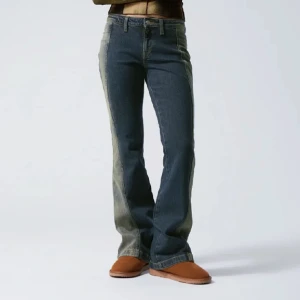 Weekday utopia tvåfärgade lowwaist flare jeans - Weekday utopia tvåfärgade lowwaist flare jeans. KOSTAR 800KR NYPRIS Såå coola säljer dessa älskade jeans