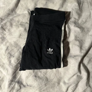 Adidas byxor - Adidas byxor som inte kommer till användning. Storlek xs