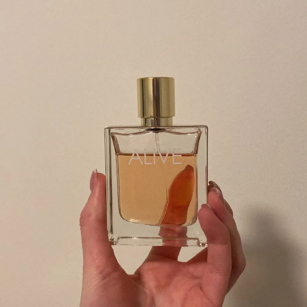 Parfym från Hugo Boss, Alive för kvinnor. Använt lite men flaskan är nästan helt full, ca 40 ml kvar av ursprungliga 50 ml 🥰 luktar otroligt fint men säljer då jag inte tycker doften passar just mig 🥲. Accessoarer.