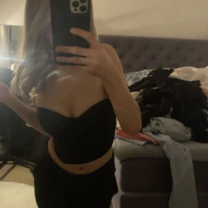 Topp  - Säljer denna snygga party topp ifrån Nelly i storlek 32 då den inte används längre. Kontakta vid frågor eller intresse❤️