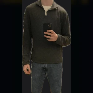 Half zip - Half zip från Jack and Jones | Nyskick | storlek XS men sitter bäst på dig med S pris kan diskuteras vid snabb affär | hör av er vid minsta fundering | 