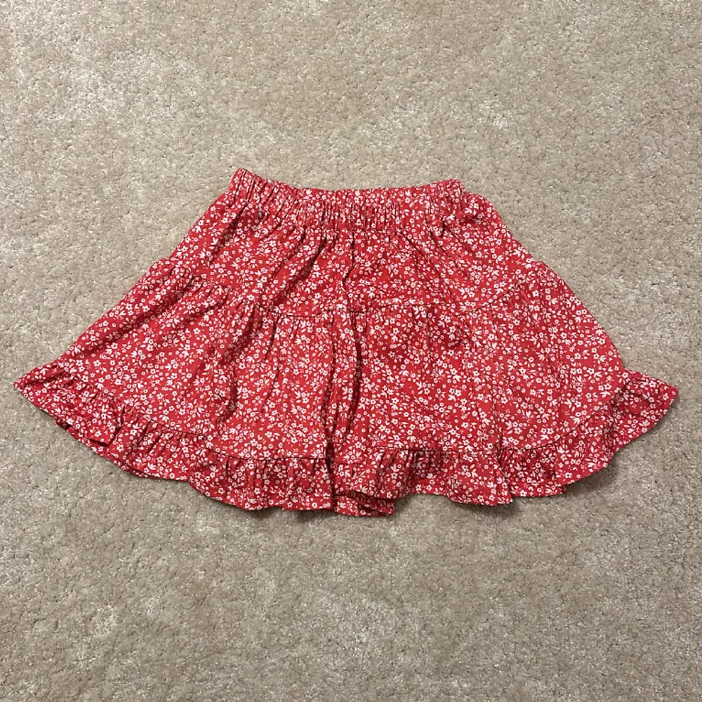 Säljer denna röda kjol från Nelly som används ca 1 gång! Är i storlek xxs men är stor i storleken och passar mig som i vanliga fall har xs/s💗. Kjolar.