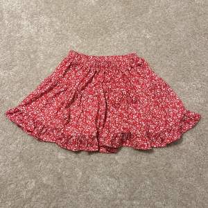 Säljer denna röda kjol från Nelly som används ca 1 gång! Är i storlek xxs men är stor i storleken och passar mig som i vanliga fall har xs/s💗