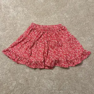 Säljer denna röda kjol från Nelly som används ca 1 gång! Är i storlek xxs men är stor i storleken och passar mig som i vanliga fall har xs/s💗