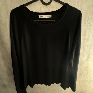 Svart tunn stickad - Säljer denna super sköna och fina stickade tröja från zara❤️❤️