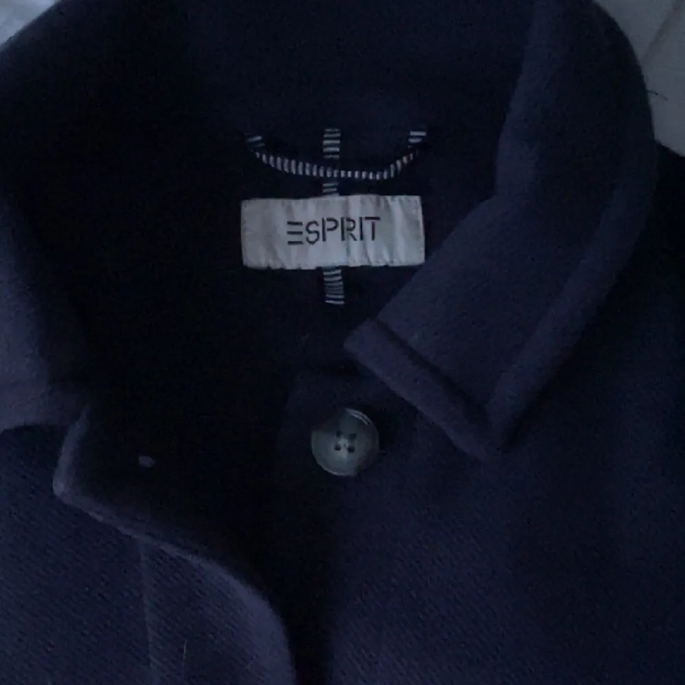 Säljer min marinblåa Esprit kappa. Den har bra kvalite och perfekt till våren 😊💕Nypris: 1200kr. Jackor.