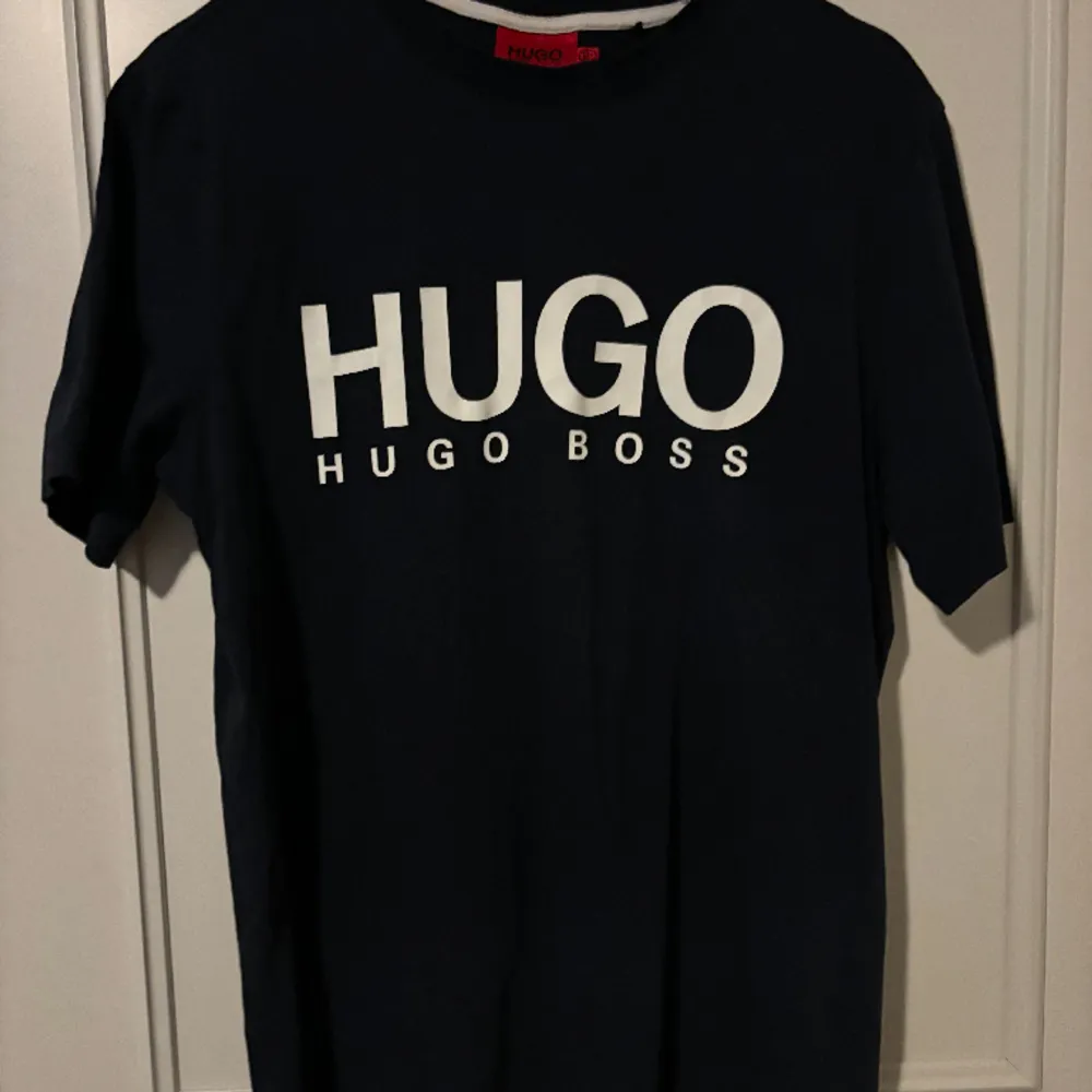 Söker min Hugo boss t-shirts storlek s passar även m   Ny pris 550kr mitt pris 250kr st Om du har någon fråga hör av dig . T-shirts.