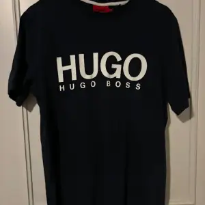 Söker min Hugo boss t-shirts storlek s passar även m   Ny pris 550kr mitt pris 250kr st Om du har någon fråga hör av dig 