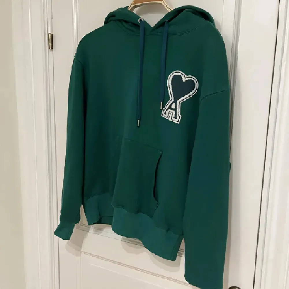 Ami hoodie i en sällsynt färg super fint skick nypris ~3700. . Tröjor & Koftor.